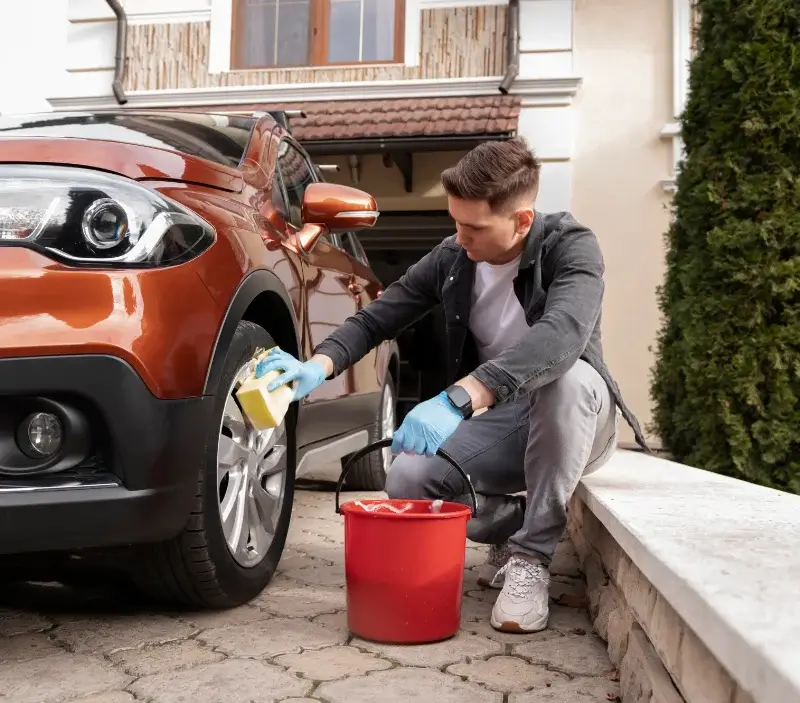 Lavage auto à domicile Saint-Germain-du-Corbéis : professionnel intervenant sur un véhicule